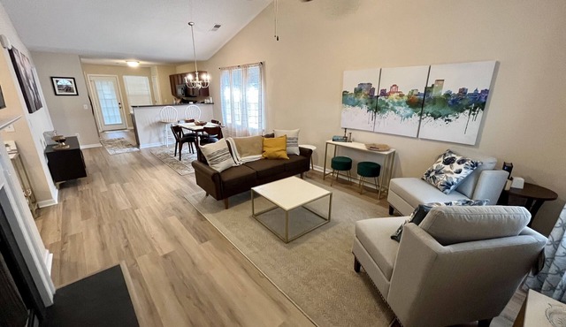 Quiet neighborhood, 10 min for downtown, 5 mins to Fort Jackson