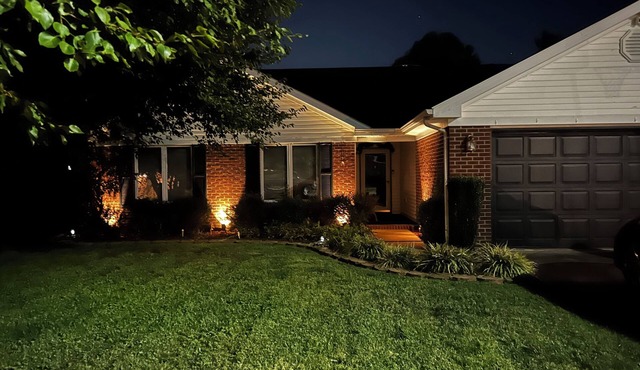 Quiet neighborhood/2 car garage/fire pit/backyard privacy fence/PET FRIENDLY