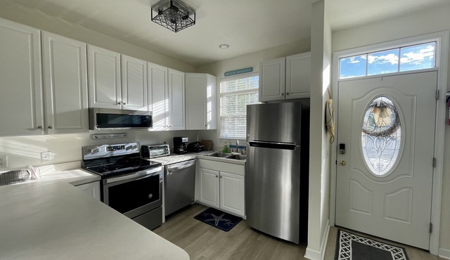 Quiet Neighborhood 2BR Townhouse 1.5 miles to beach