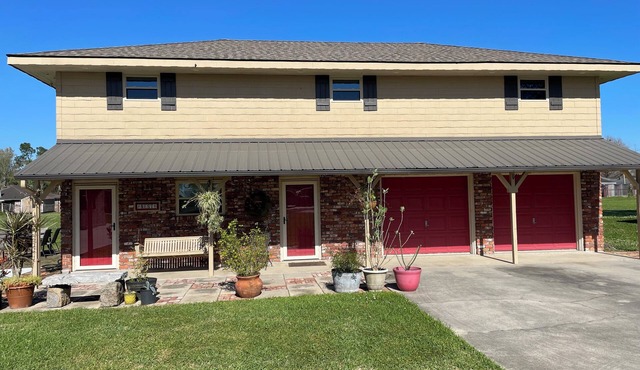 Quiet neighborhood 30 minutes from Quarter, Super Dome. 10 minutes from airport.