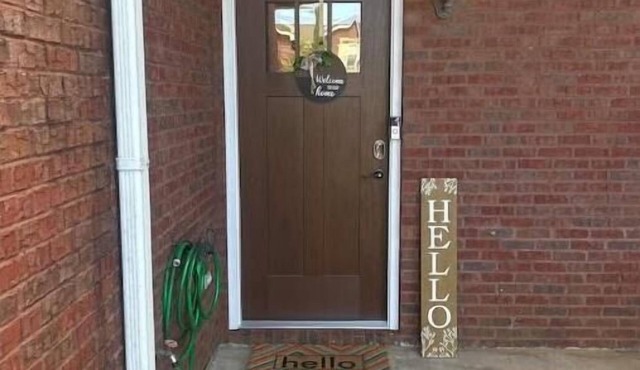 Quiet neighborhood conveniently located to Ft Novosel/downtown Enterprise!