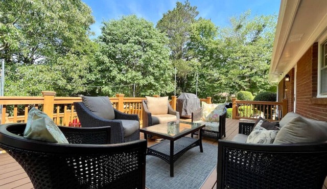 Quiet neighborhood, complementry lake access