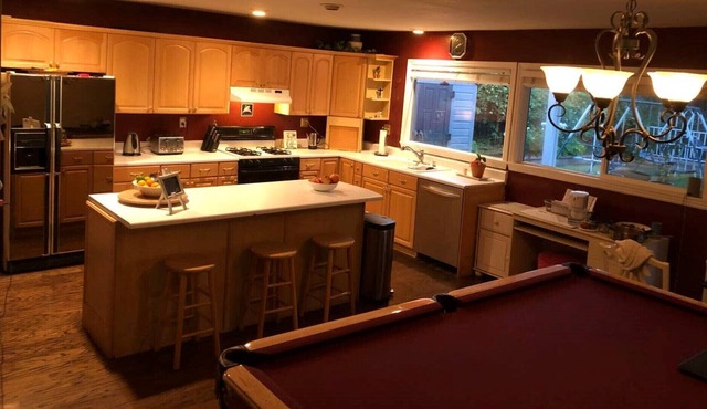 Quiet neighborhood, Family friendly w/backyard view of magic mountain No party