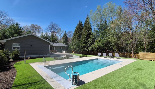 Quiet Neighborhood Heated pool Large yard Firepit Hot Tub