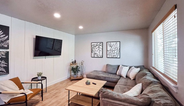 Quiet Neighborhood, Near Grocery Stores & More! Easy Check In, 5 Min To Airport!