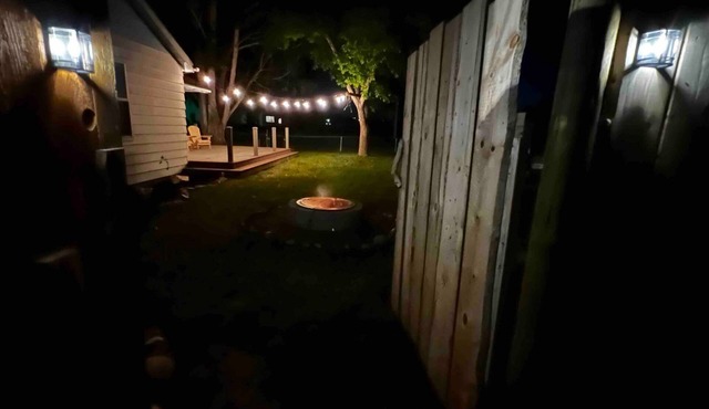 Quiet neighborhood, relaxing wrap around deck with fire pit. Short walk to town.