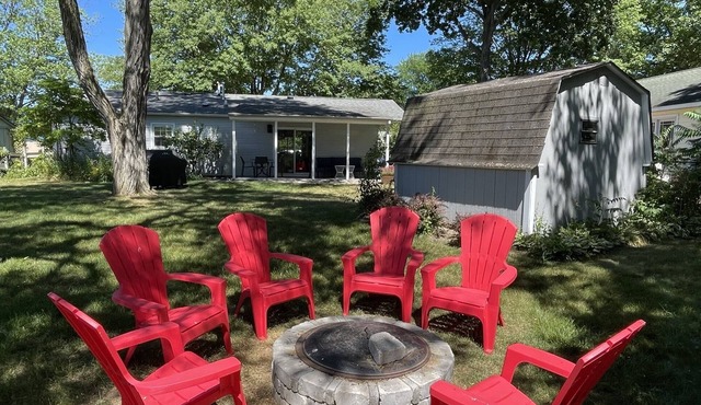 Quiet neighborhood Blks to town/beach fenced yard