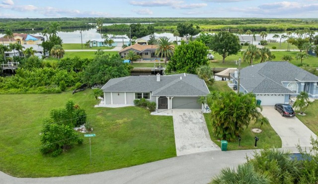 ☼ Quiet Neighborhood on a Canal with Boat Dock, Sea Wall and Lanai! ☼