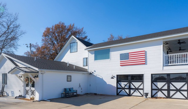 Quiet new farmhouse, sleeps 8-10 with huge kitchen and side yard, & gas grill!