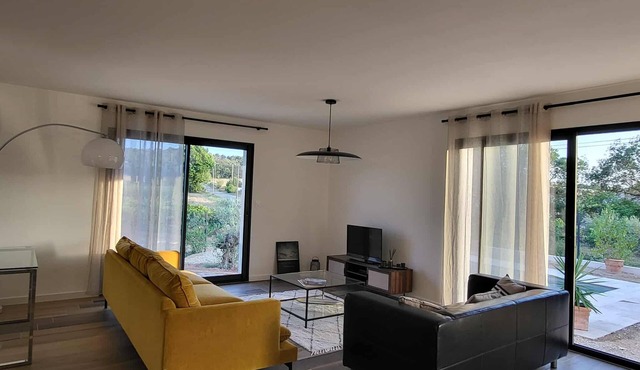 Quiet new villa - private pool - vineyard views