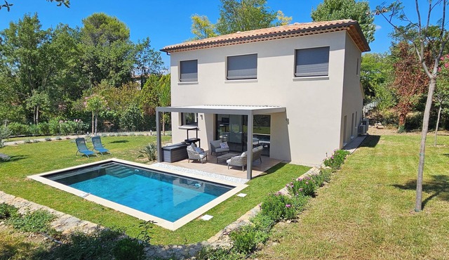 Quiet new villa with pool. 4 bedrooms sleeps 8