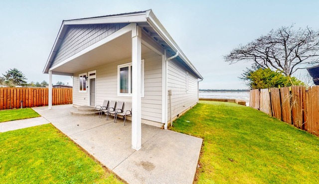 Quiet, newly built, bayfront beauty with marvelous sunset views & jetted tub