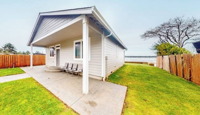 Quiet, newly built, bayfront beauty with marvelous sunset views & jetted tub