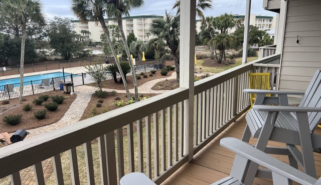 Quiet newly renovated in 2024 Studio. 3 min walk to beach with 3 free bikes.