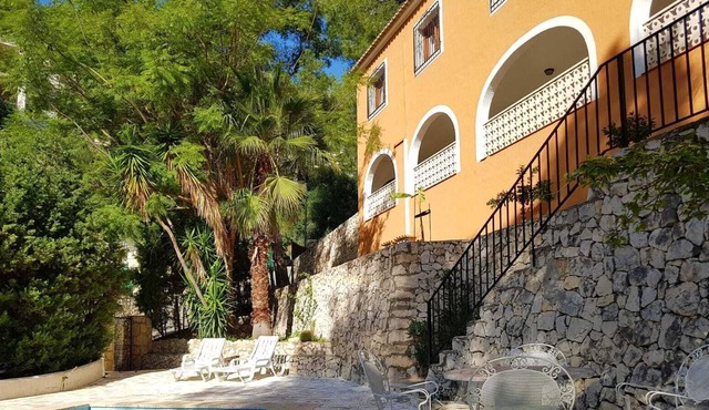 Quiet, newly renovated villa with saltwater pool