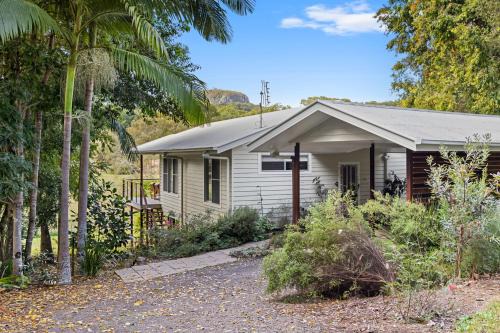 Quiet Ninderry Cottage with Peaceful Rural Outlook