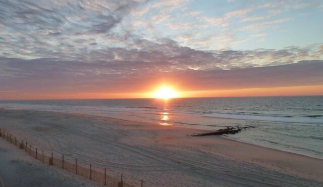 Quiet North Beach Oceanfront Steps to Private Beach 4 Night Min Stays Available