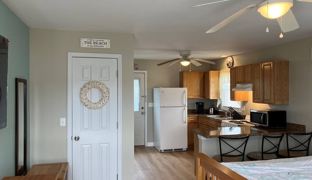 Quiet North End - Studio Unit, Super Private + Off Street Parking!