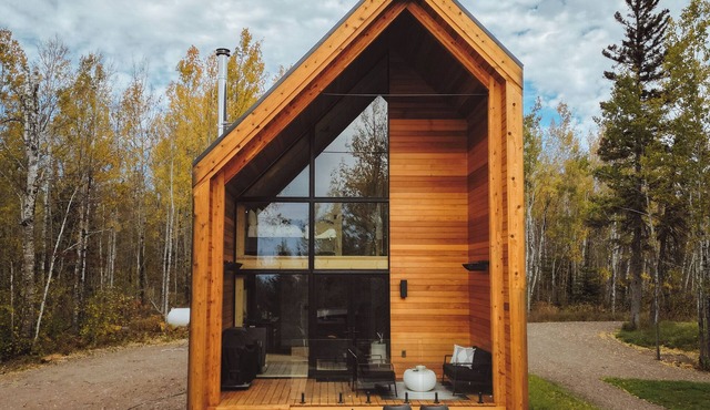 Quiet North Shore getaway with sauna, woods, and modern finishings