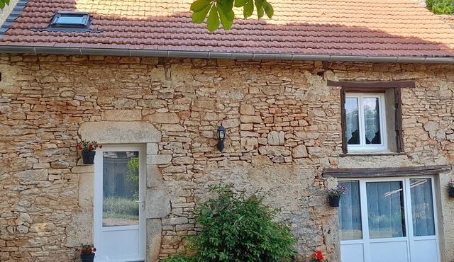 Quiet oak cottage in wooded surroundings with shared swimming pool.