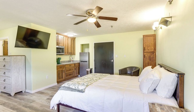Quiet Oakland City Studio: Walk Downtown!
