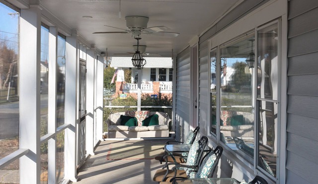 Quiet Oasis for the Whole Fam, Relax On The Porch Or 1 Minute Walk to the Beach!