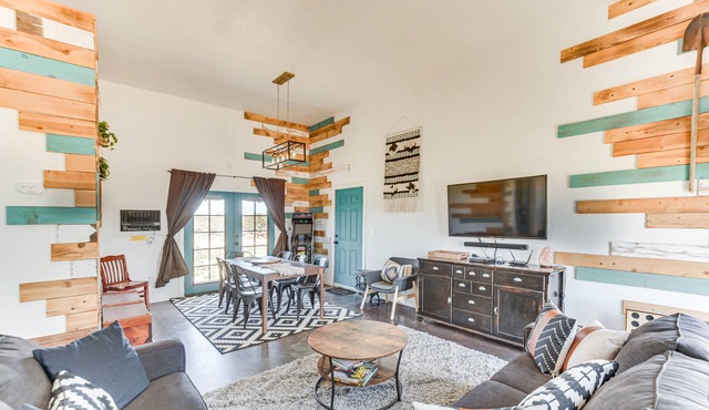 Quiet Oasis w/Hot Tub: 21 Mi to Joshua Tree!