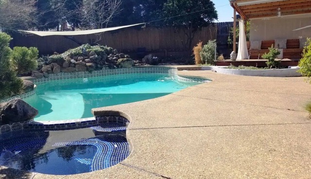 Quiet Oasis with Pool & Hot Tub just off Riverfront