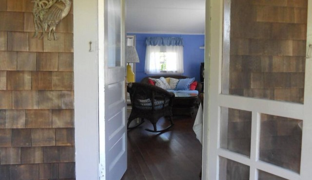 Quiet Off Road Cottage - Short Walk to Shore