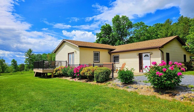 Quiet, off the grid getaway with access to hiking, fishing and wineries nearby!