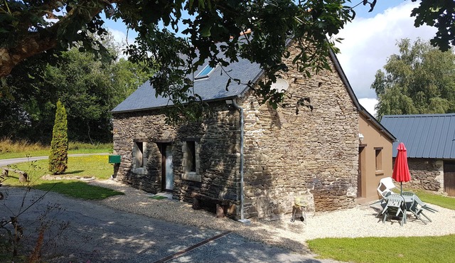 Quiet old cottage on the edge of the forest, 3km from Carhaix, 5 p, pets welcome