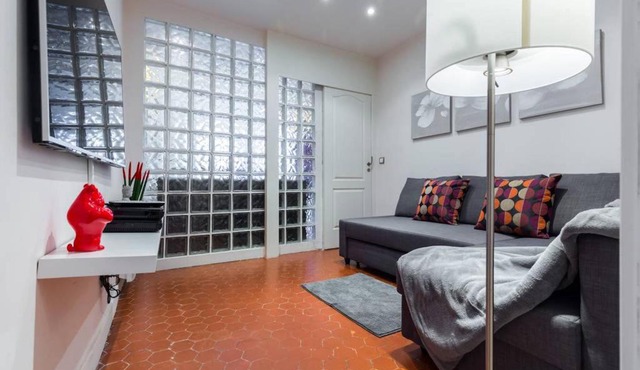 ★ Quiet Old Town Apt with AC, 5min Walk to Beach ★