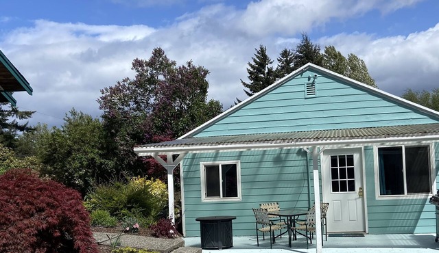 Quiet one bedroom house close to airport