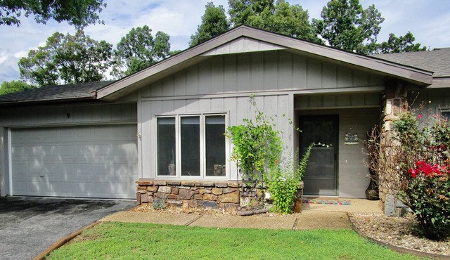 Quiet one-level duplex on Brittany Golf Course and Metfield Trailhead