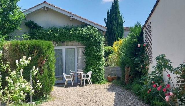 Quiet outbuilding with character, direct to Bordeaux tramway in 20 minutes