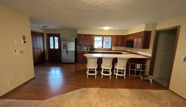 Quiet oversized 1 bedroom apartment in the Countryside. Close to National Parks.