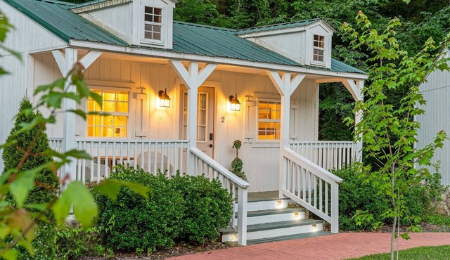 Quiet Ozarks Cottage for Two | Peaceful Porch + Forest Views