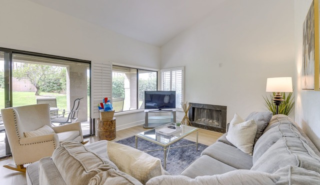 Quiet Palm Desert Condo: Workspace & Pool Access!