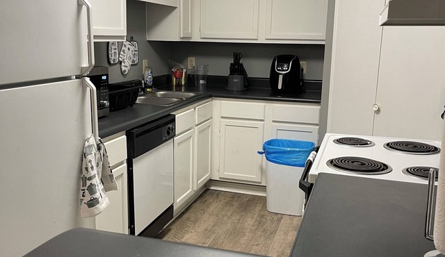Quiet peaceful apartment. 5 minutes from dining, shopping, entertainment.