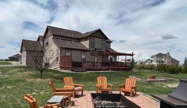 Quiet, peaceful country living close to town. Spacious, cozy & sparkling clean!