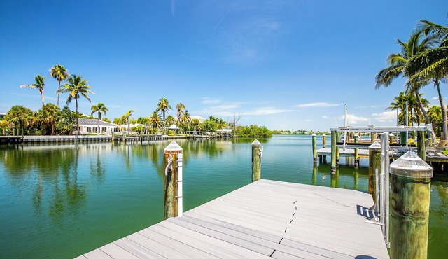 Quiet peaceful home on the canal with a dock; 2 minute walk to St Armands Circle