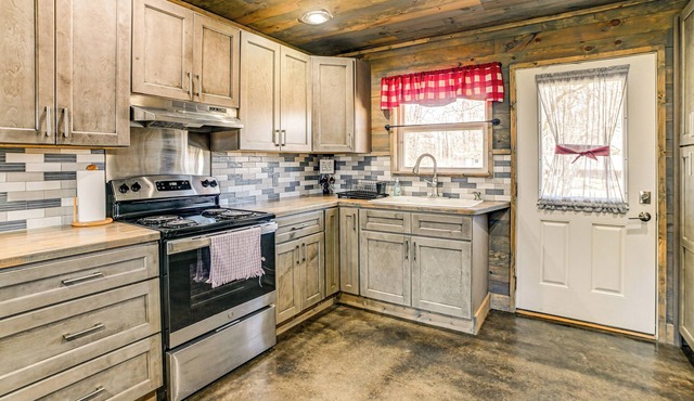 Quiet + Peaceful Vacation Rental Home in Benton!