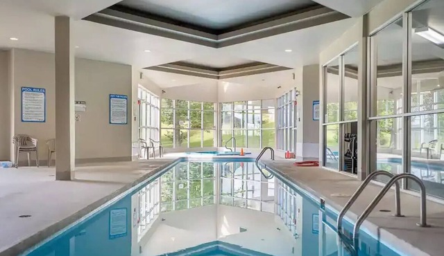 Quiet Penthouse Chalet w/ Pool, Spa & Gym. Easy Access To Downtown & Mountains.