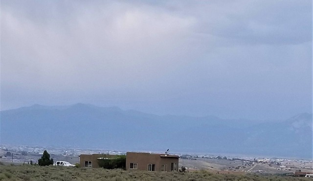 Quiet, Pet Friendly Home with Mountain Views. Fenced area for dogs to roam