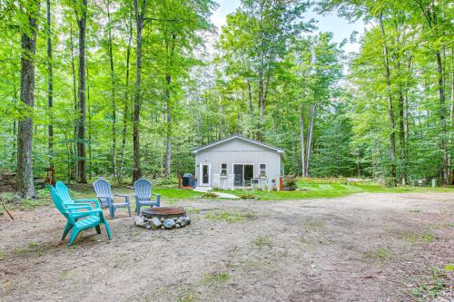 Quiet Pet Friendly Cabin w/Fire Pit near Lake Ann