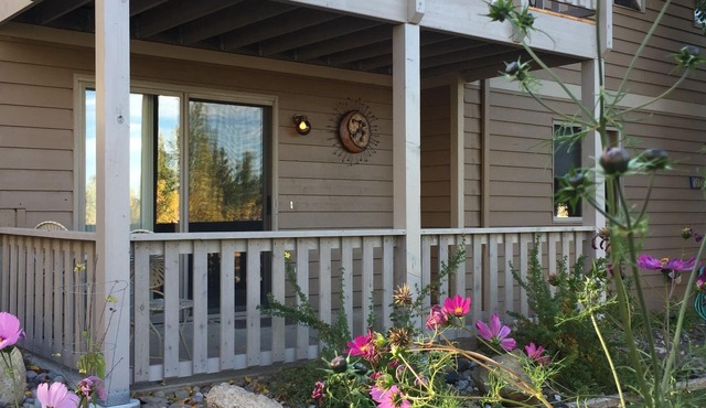 Quiet place close to downtown/Capitol with trails nearby-charming neighborhood