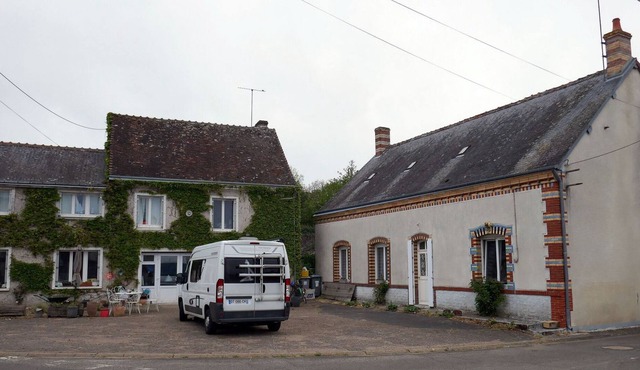 Quiet, plush, spacious cottage, facing south, free WiFi