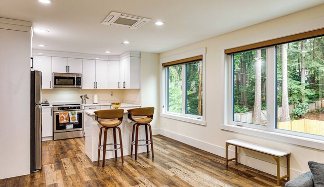 Quiet PNW Base: Walkable Apt in Normandy Park