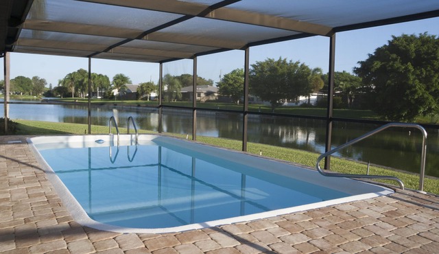 Quiet pool house on a lake - 7 min. from beach