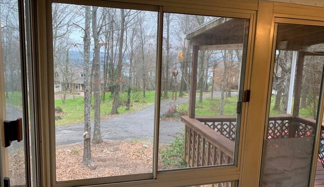 QUIET PRIVATE BLUFF TOP HIDEAWAY, CLOSE TO EVERYTHING